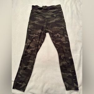 Athleta Ultimate Stash pocket camo 7/8” Tight, size M